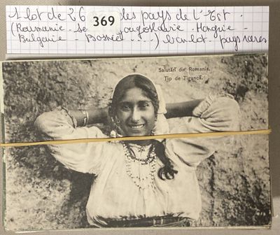 une vieille photo d'une femme qui tient ses mains derrière la tête