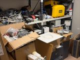 une pièce avec beaucoup de cartons et des cartons sur le sol