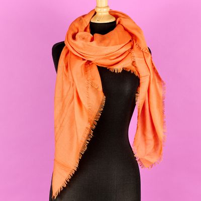 une écharpe orange sur un mannequin, un mannequin, un mannequin, un mannequin, un mannequin, un mannequin, un mannequin, un mannequin, un mannequin