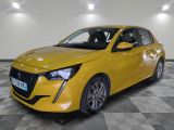 une voiture jaune garée dans un garage au sol en damier