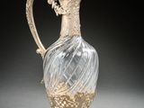 un vase en verre avec un oiseau sur une table
