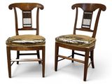 deux chaises en bois avec des assises rembourrées et un coussin d'assise