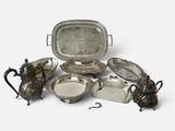 un assortiment d'articles en métal argenté, comprenant notamment un plateau, des théières et d'autres objets