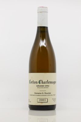 une bouteille de vin posée sur une table