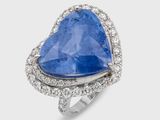 gros plan d'une bague en saphir bleu et diamant sur fond blanc