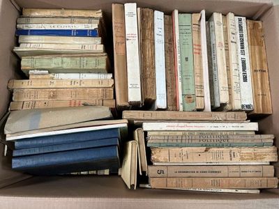une boîte pleine de livres posée sur une table