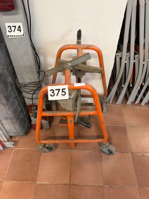 une petite chaise orange posée par terre