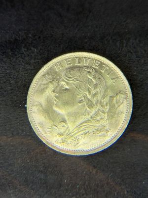 gros plan d'une pièce de monnaie sur une table à fond noir
