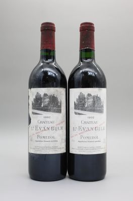 deux bouteilles de vin rouge posées l'une à côté de l'autre sur une table