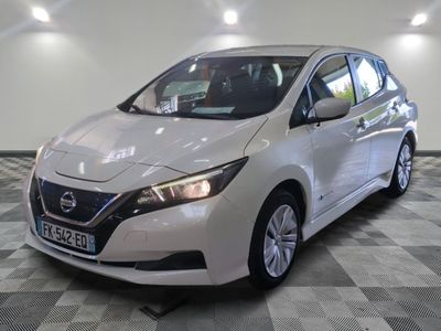 La Nissan Versa blanche est garée dans une salle blanche.
