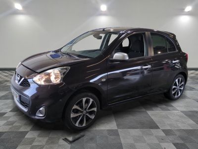 la petite voiture est garée sur un sol en damier dans le garage