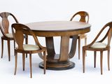 quatre chaises disposées autour d'une table à manger ronde au plateau en marbre