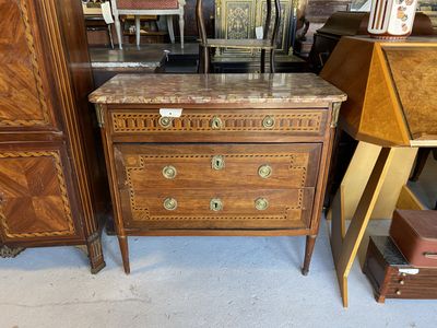 plusieurs meubles, dont une commode, une table et une chaise