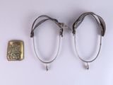 deux paires de lunettes placées l'une à côté de l'autre