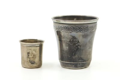 une coupe en argent et une autre coupe en argent posées l'une à côté de l'autre