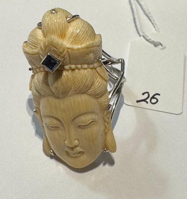 Bague en or gris, sertie d’un motif Déesse en ivoirine, reha…