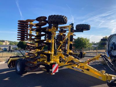 une image représentant un tracteur attelé à une remorque