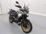 une photo d'une moto garée dans une pièce