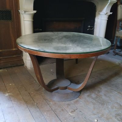 une table avec un plateau en verre placée devant une cheminée