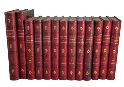Les livres rouges sont alignés en rangée sur une surface blanche.
