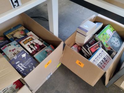 deux cartons de livres posés l'un à côté de l'autre sur le sol