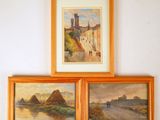 Trois tableaux encadrés représentant un château et une rivière sont accrochés au mur.