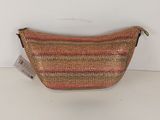 un sac à main rayé marron et rose, muni d'une étiquette