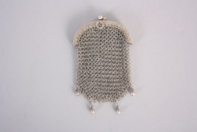 sac à main en cotte de mailles orné de perles, dont d'autres pendent sur le côté