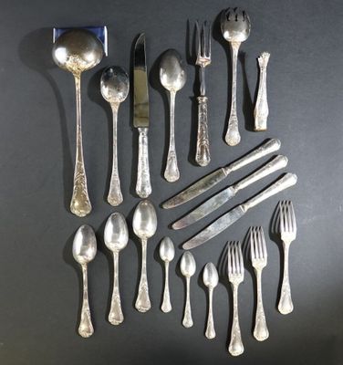beaucoup de cuillères et de fourchettes en argent sur la table