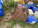 un tas de récipients en plastique bleus et blancs et une clôture en fer rouillée