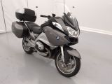 un motocycle garé à l'intérieur d'un bâtiment