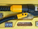 une mallette jaune contenant des outils, posée sur une table