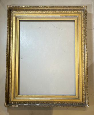 un vieux cadre photo accroché au mur d'une pièce