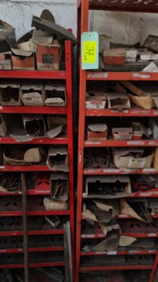 beaucoup de chaussures qui se trouvent sur les étagères