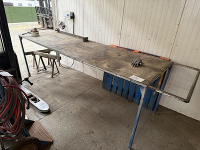 une table qui se trouve à l'intérieur d'un bâtiment