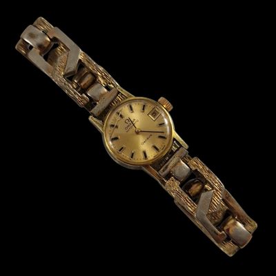 un gros plan d'une montre en or sur fond noir