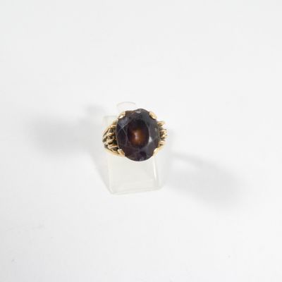 un gros plan d'une bague sertie d'une pierre « œil-de-tigre »