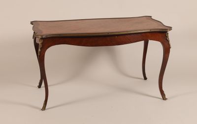 une vieille table en bois avec un plateau en marbre sur fond blanc