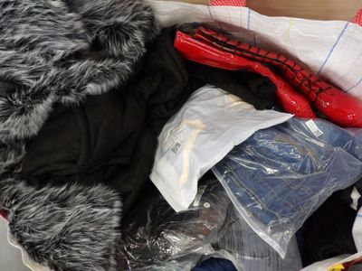 un tas de vêtements et d'autres objets dans une boîte