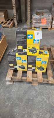 une pile de cartons sur une palette dans un entrepôt