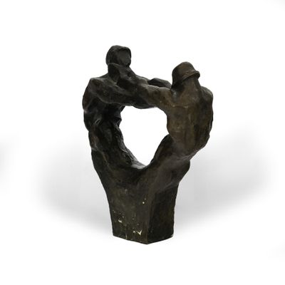 une statue représentant deux personnes se tenant la main, formant un cœur