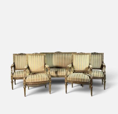 une photo représentant un ensemble composé de quatre chaises et d'un canapé