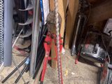 une pince et une paire de pinces dans un garage
