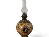 l'image d'une lampe posée sur une table