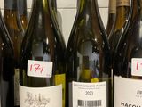 plusieurs bouteilles de vin sont alignées sur un comptoir