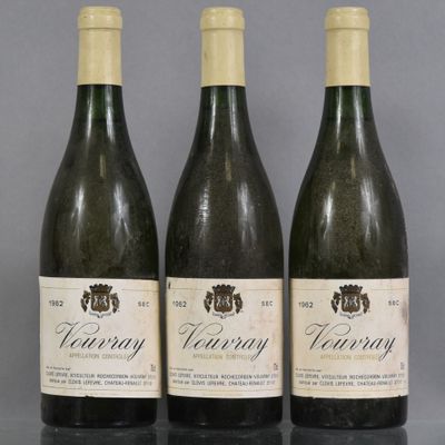 trois bouteilles de vin posées sur une table l'une à côté de l'autre