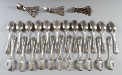 beaucoup de cuillères et de fourchettes en argent sur la table