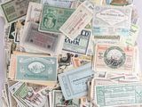 de nombreux types de papier-monnaie sur la table