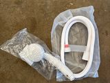 une paire d'écouteurs intra-auriculaires et un casque posés par terre