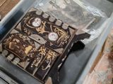 une boîte contenant un livre, posée sur une table